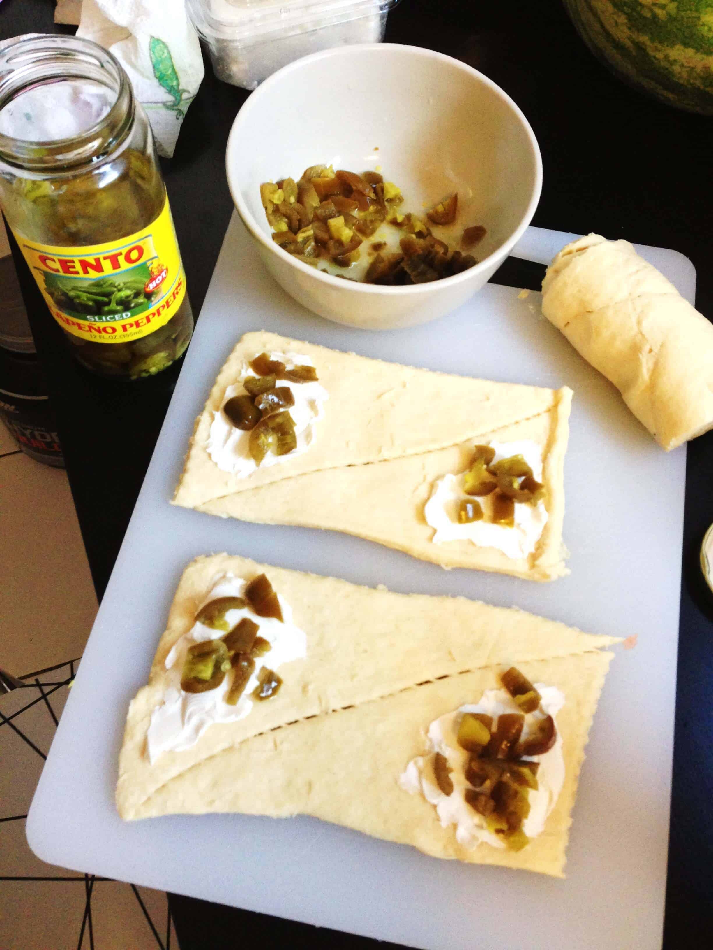 新月形的墨西哥辣椒卷被制作和卷起来