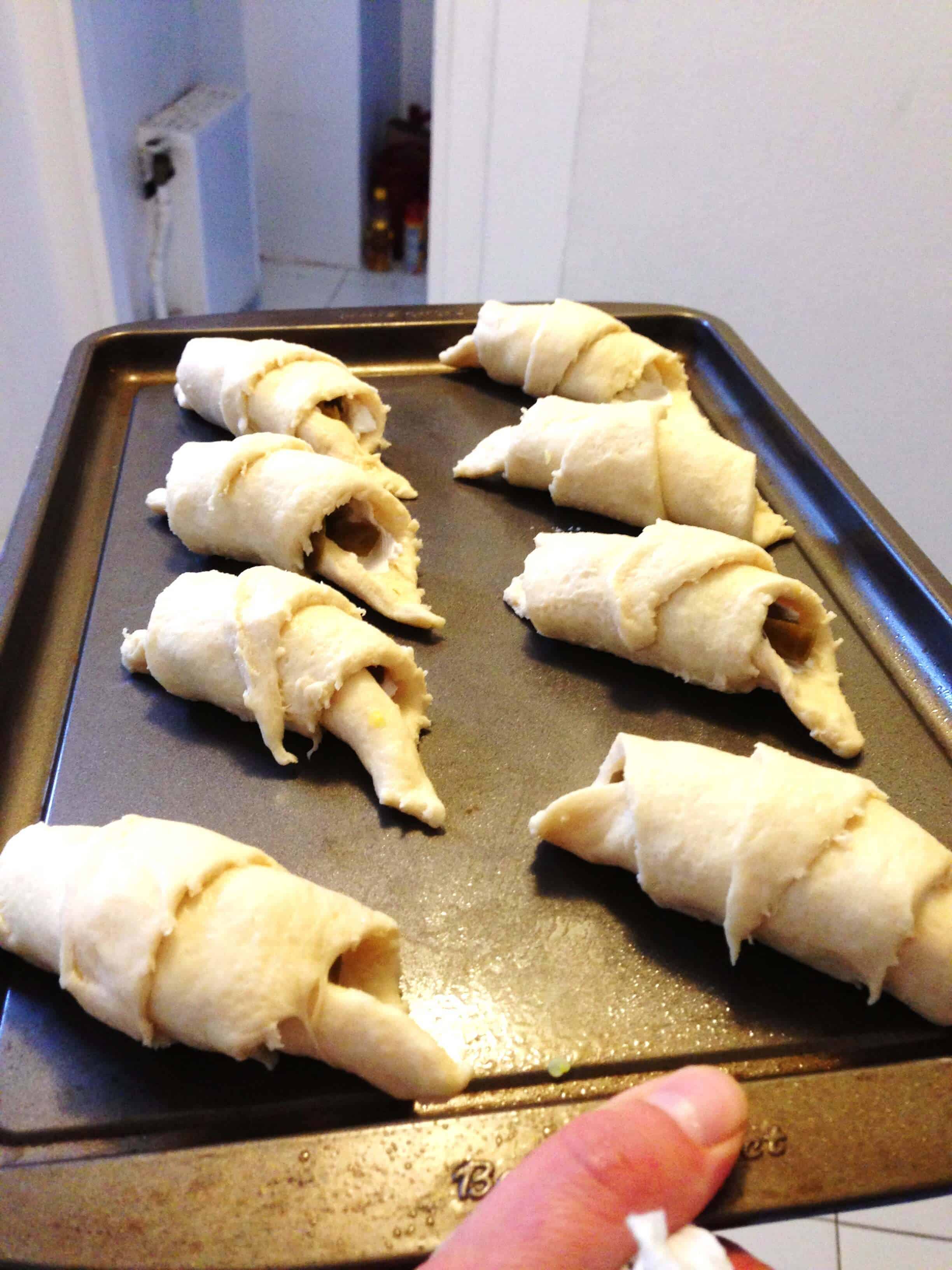 新月形的墨西哥胡椒卷在烘烤前的样子