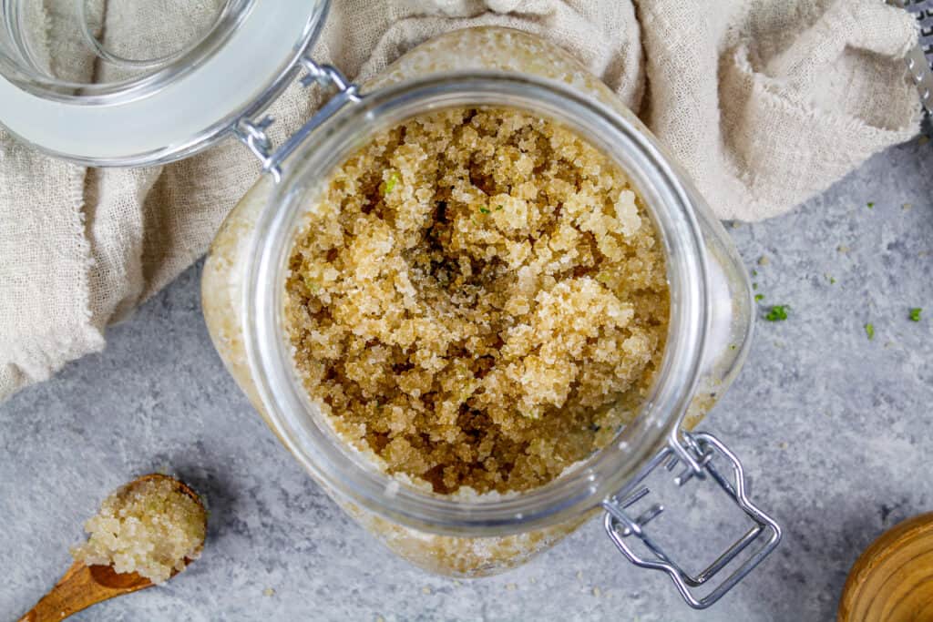 可重复使用的玻璃罐制作的椰子糖体磨砂膏的图像