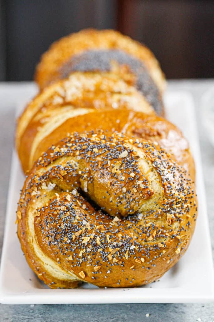 自制的百吉饼堆在盘子里的形象