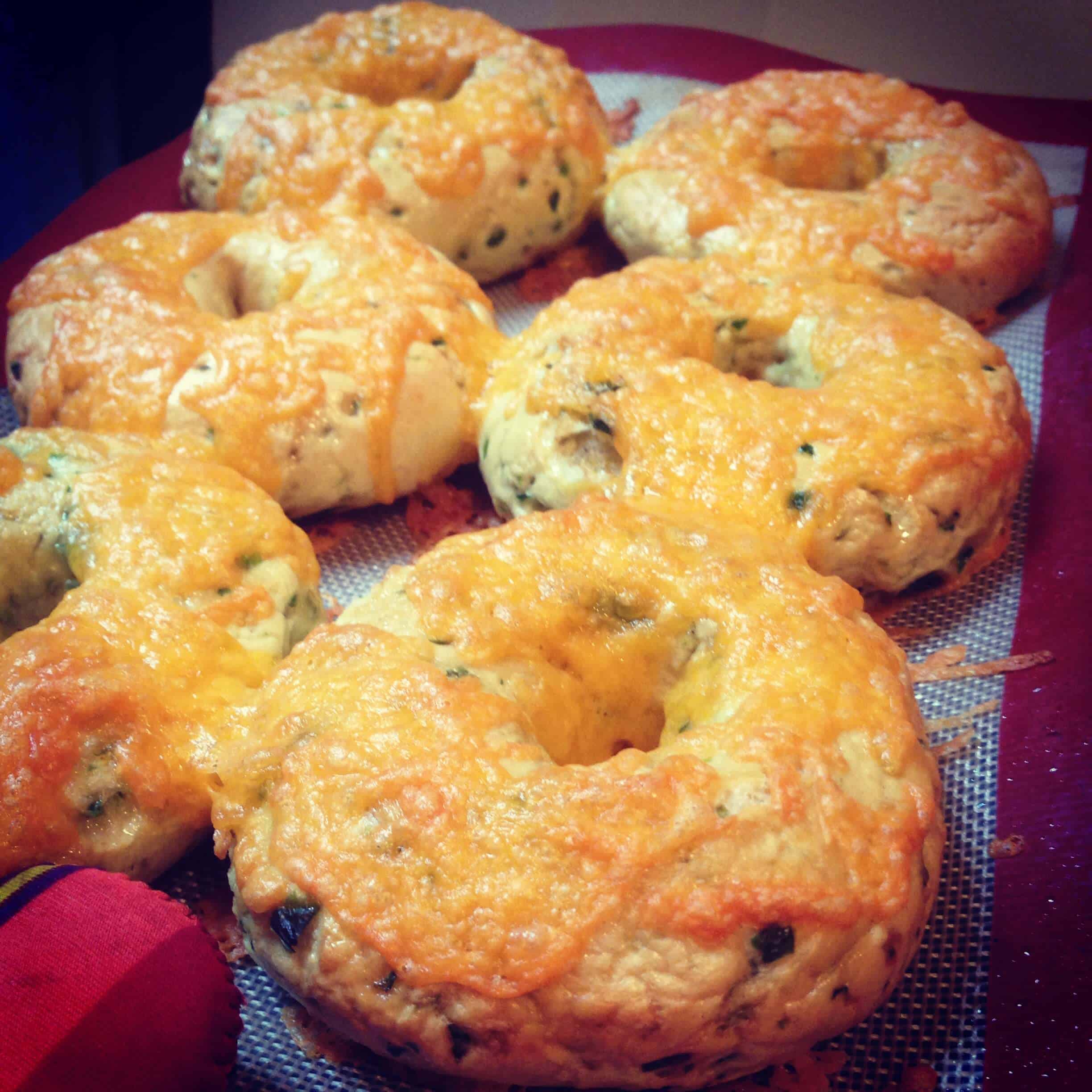 切达干墨酱百吉饼的照片被拉出烤箱