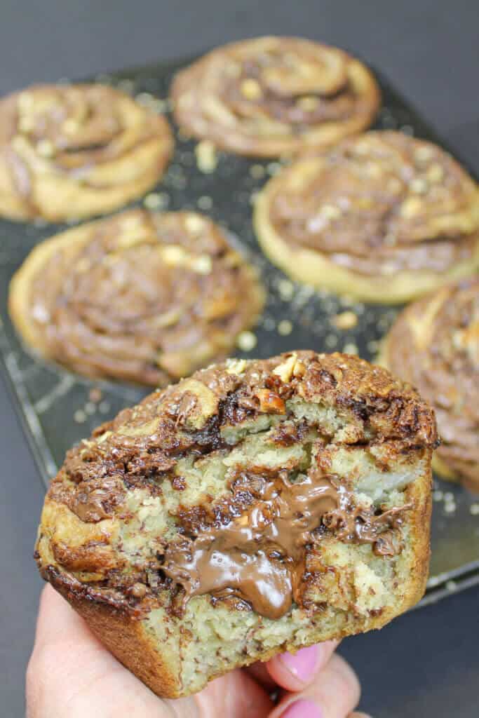 Nutella的形象漩涡香蕉坚果松饼咬成显示Nutella的漩涡