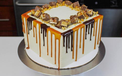 嘲笑滴蛋糕的图像同时具有焦糖和巧克力滴落装饰