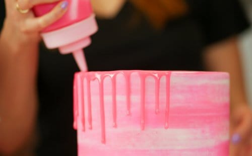 添加粉色水滴到香草夹心蛋糕