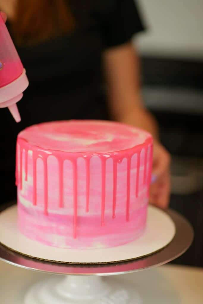 粉色滴油蛋糕的图像