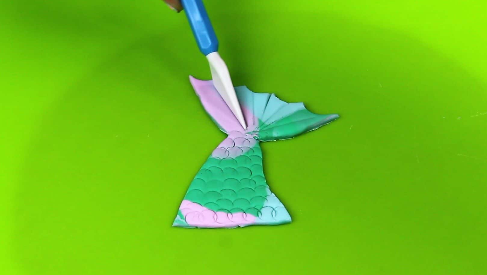 美人鱼尾巴纸杯蛋糕，用花式糖屑和软糖做的尾巴