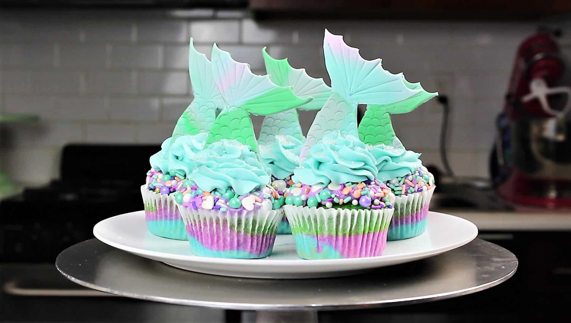 美人鱼尾杯形蛋糕的图像