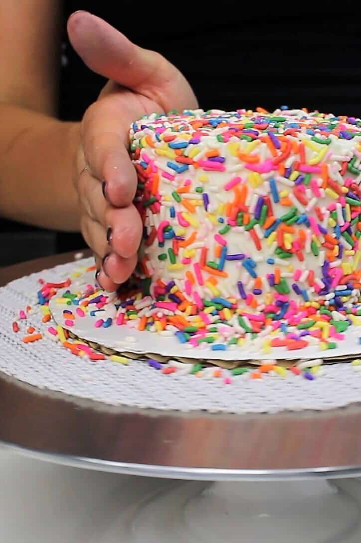 小小的五彩碎纸，上面撒满了糖屑