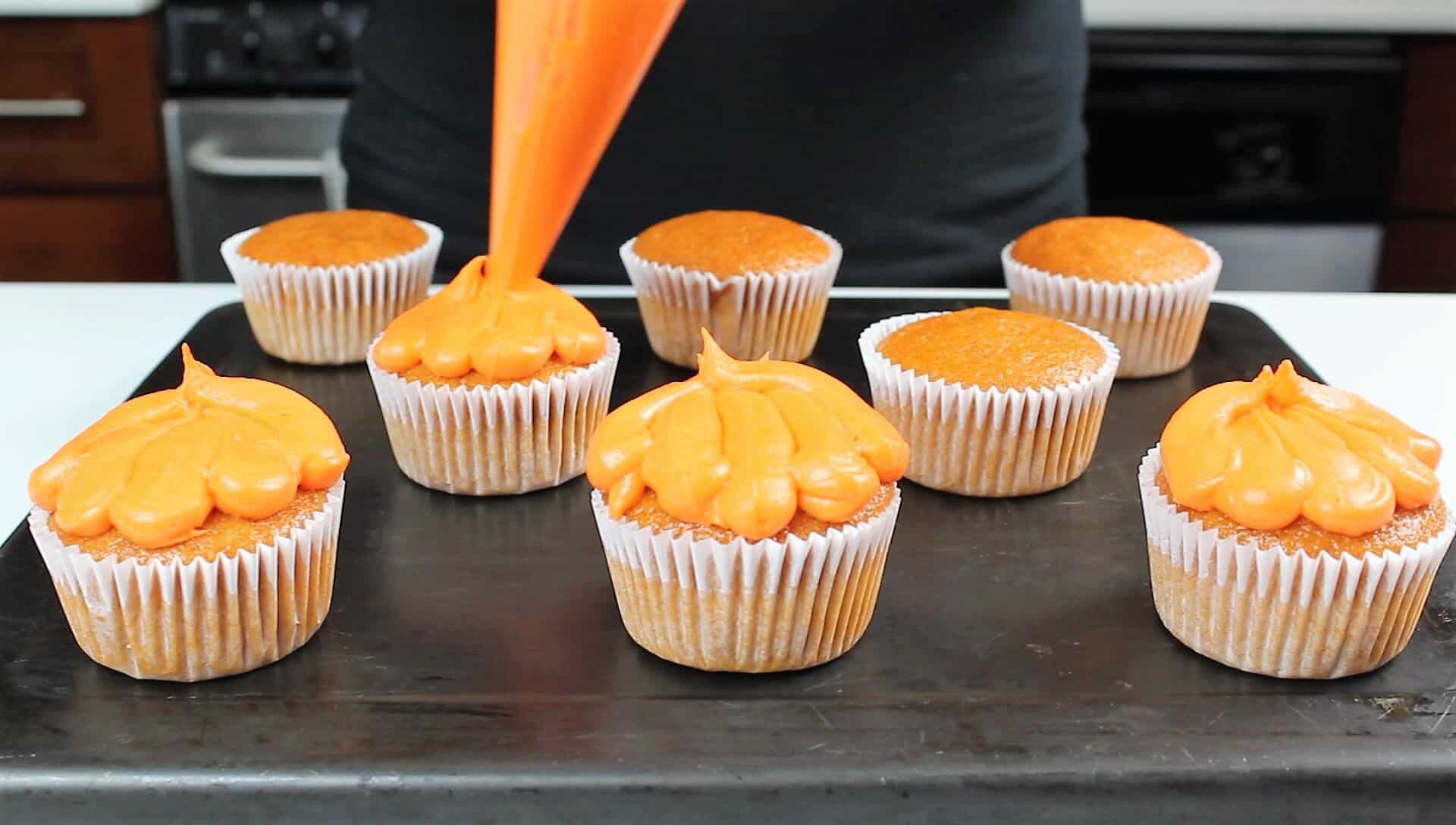 照片的南瓜蛋糕上撒上橙色的奶油干酪糖霜