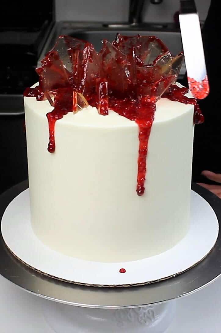 在碎玻璃蛋糕上涂上可食用的草莓酱血