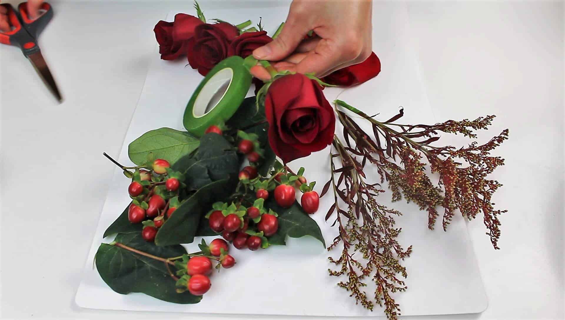 用花胶带包裹花茎的照片