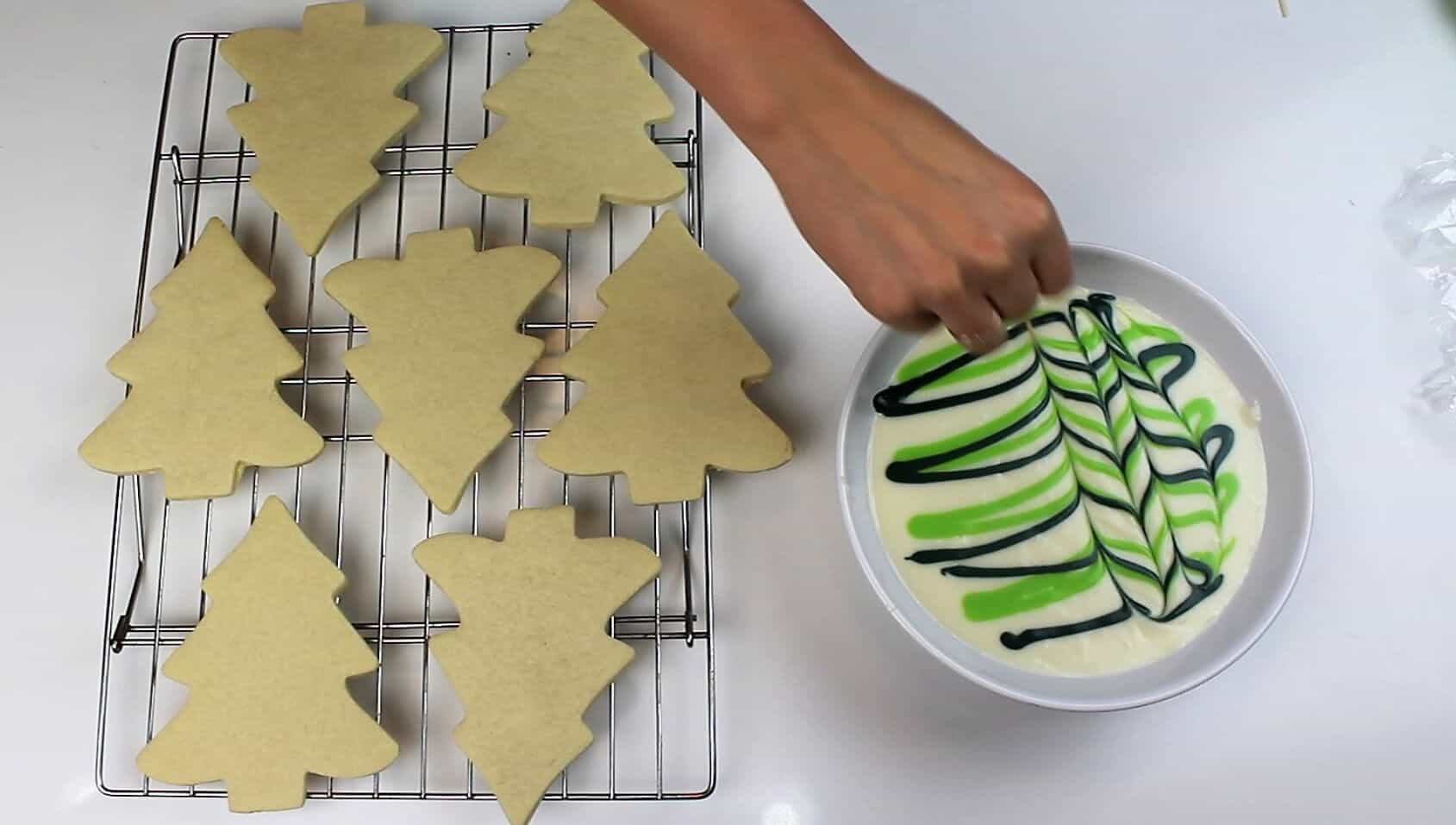 大理石花纹蛋白糖霜的图像，使大理石糖饼干