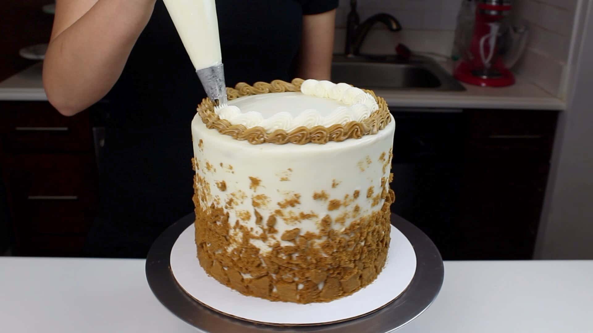 饼干黄油蛋糕上的滚边板