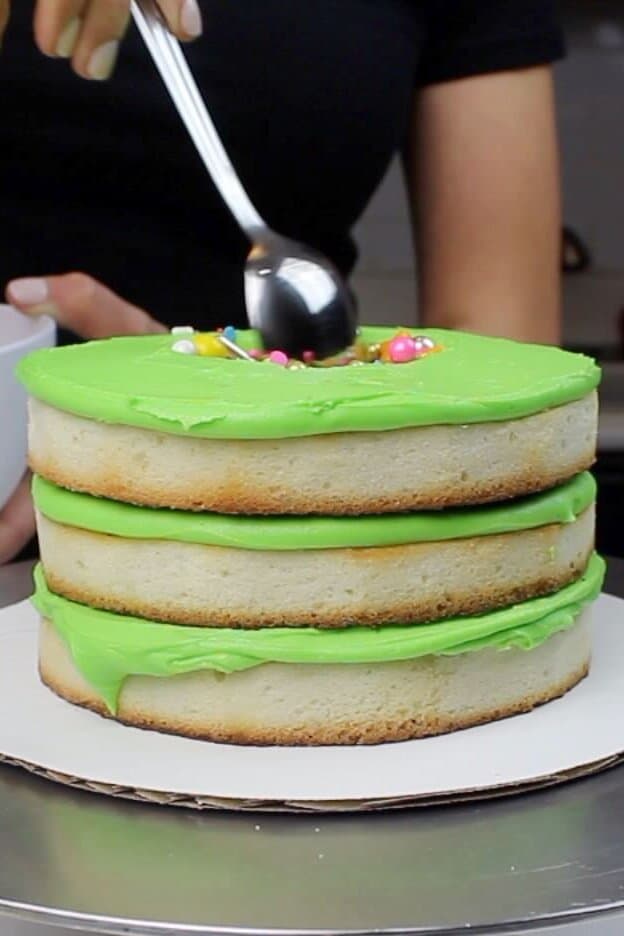 添加到洒我龙舌兰酒层蛋糕的中心