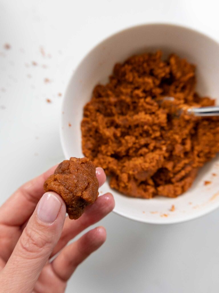 橙色蛋糕上衣的图像被制成糖霜混合物的糖霜混合物