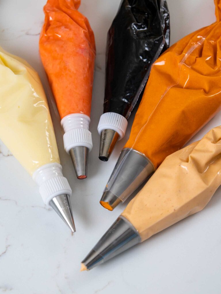 彩色奶油的图像被放在管道袋中以霜冻并装饰狐狸蛋糕