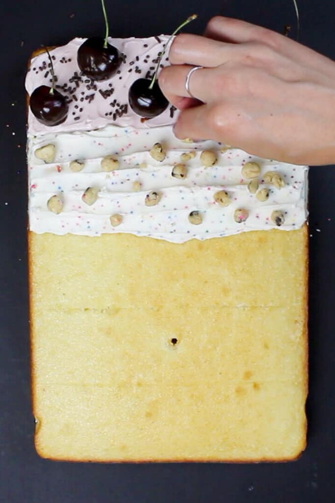 将可食用的饼干面团添加到Finetti Cookie面团蛋糕