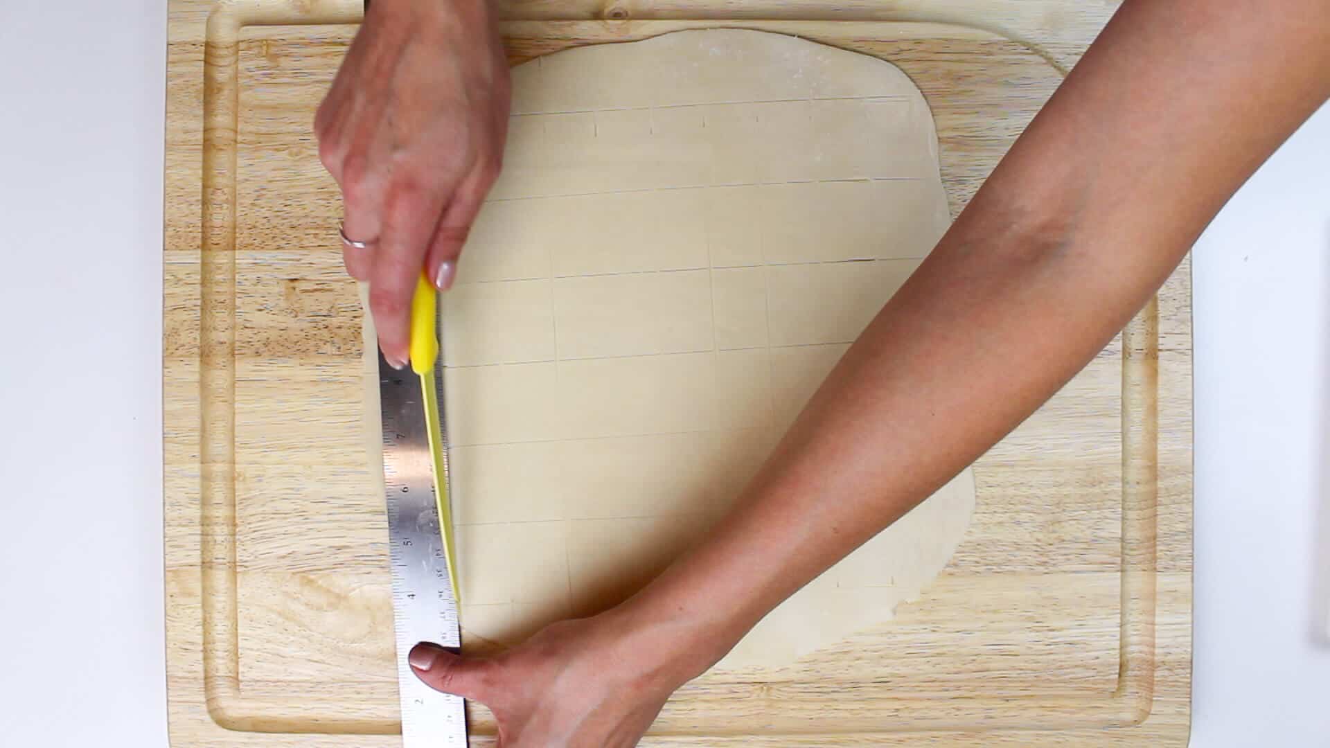 将线条添加到糕点面团