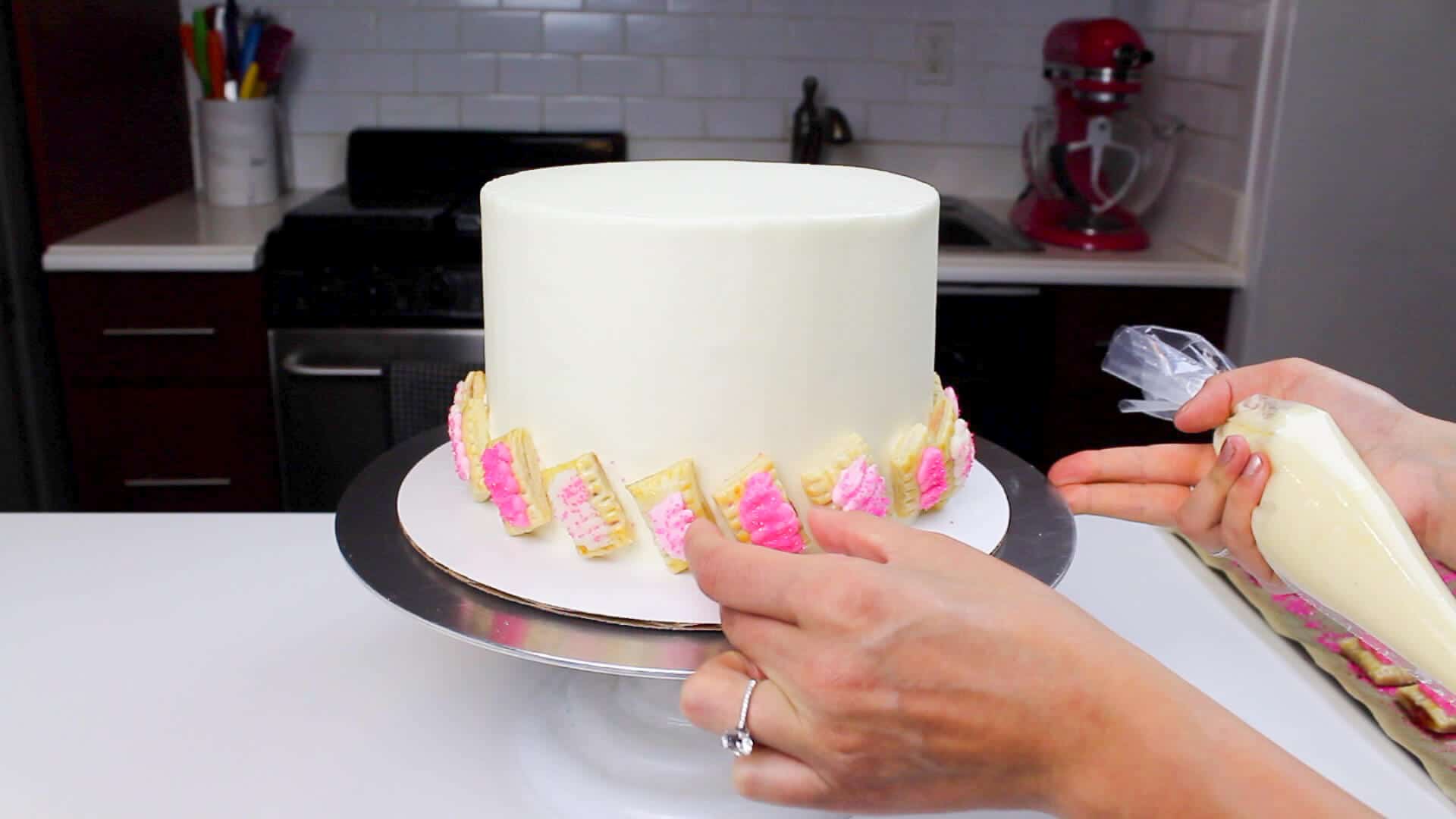 将poptarts添加到蛋糕的基础