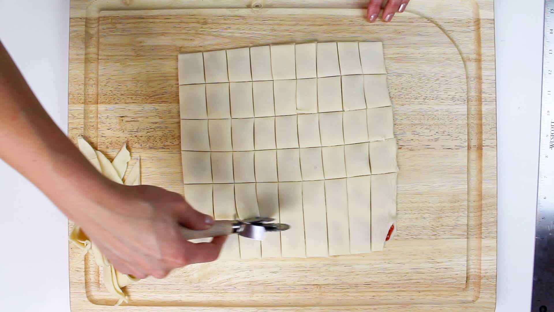 切割迷你Poptarts.