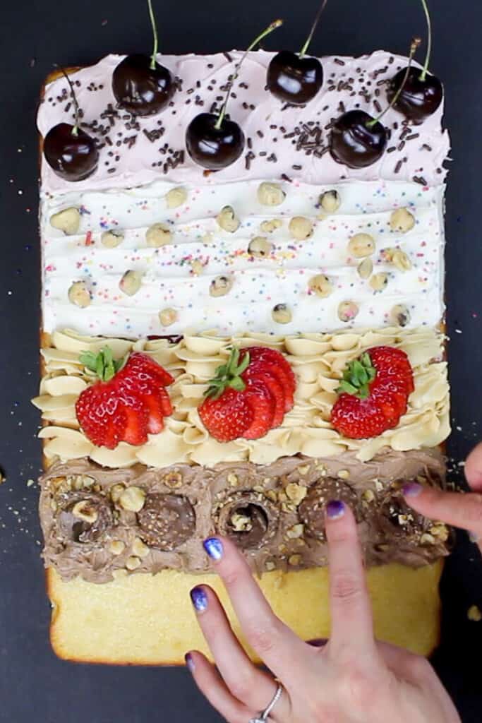 添加费列罗rocher到各种蛋糕