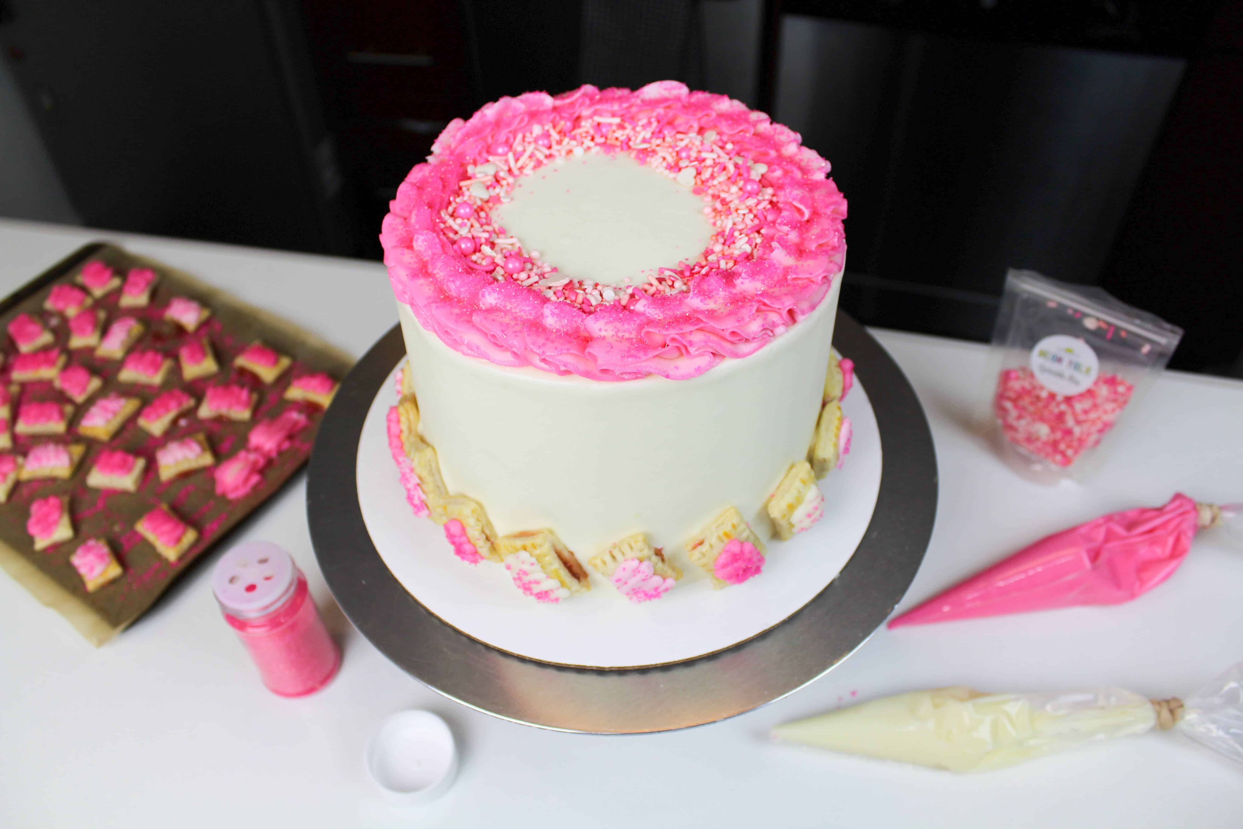 从顶部完成蛋糕