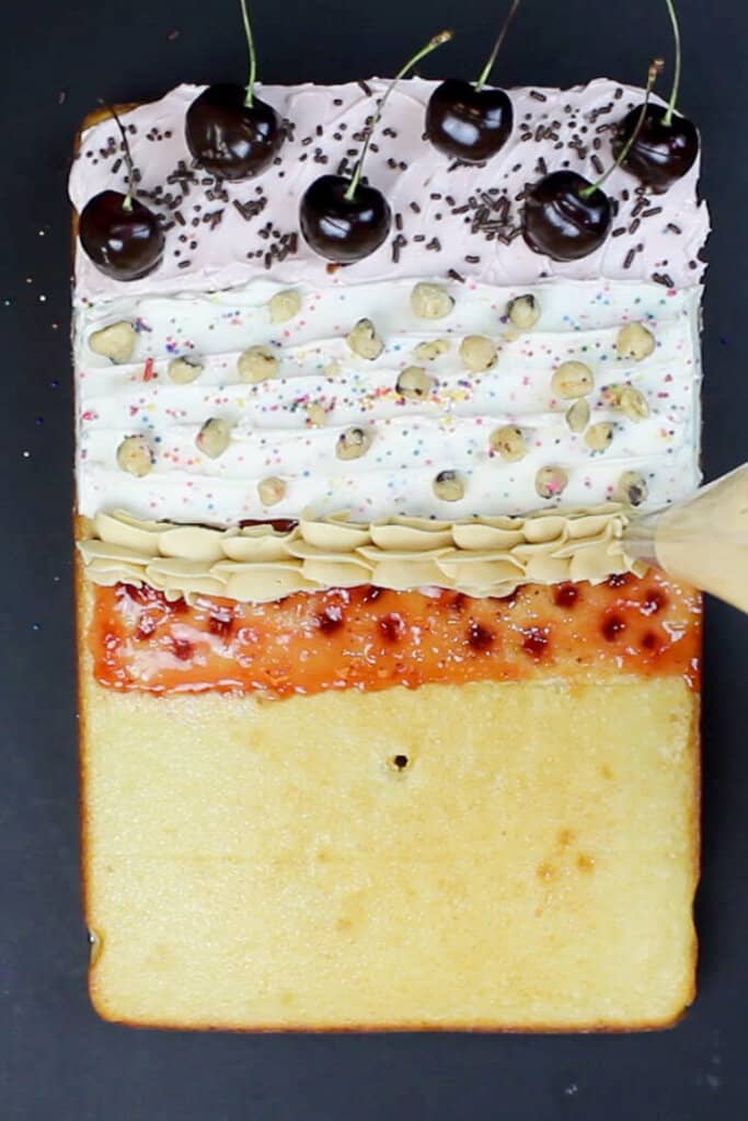 把花生酱糖霜涂在我的PB和J薄煎饼上