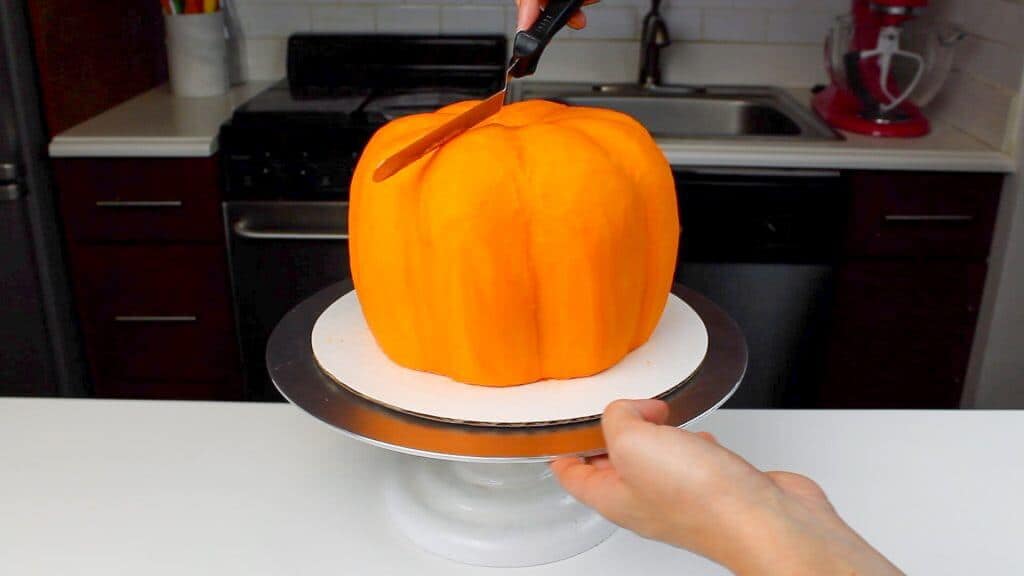 图像平滑的奶油淇淋到南瓜形状的蛋糕