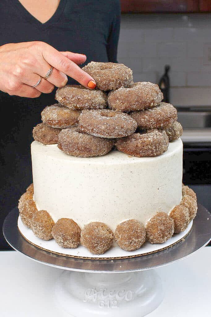 苹果酒甜甜圈蛋糕的图片配上甜甜圈