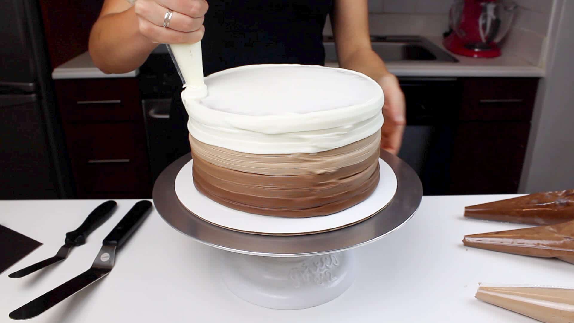 在巧克力酱蛋糕中加入松脆油