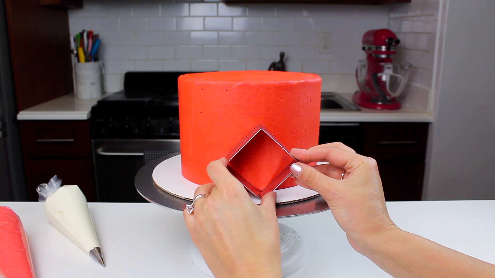 用方形切割器制作毛衣蛋糕的轮廓