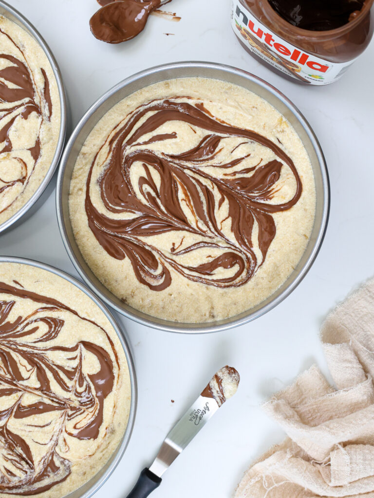 香蕉蛋糕层不断充斥着能多益的形象,已经涌入8英寸蛋糕平底锅和准备烤