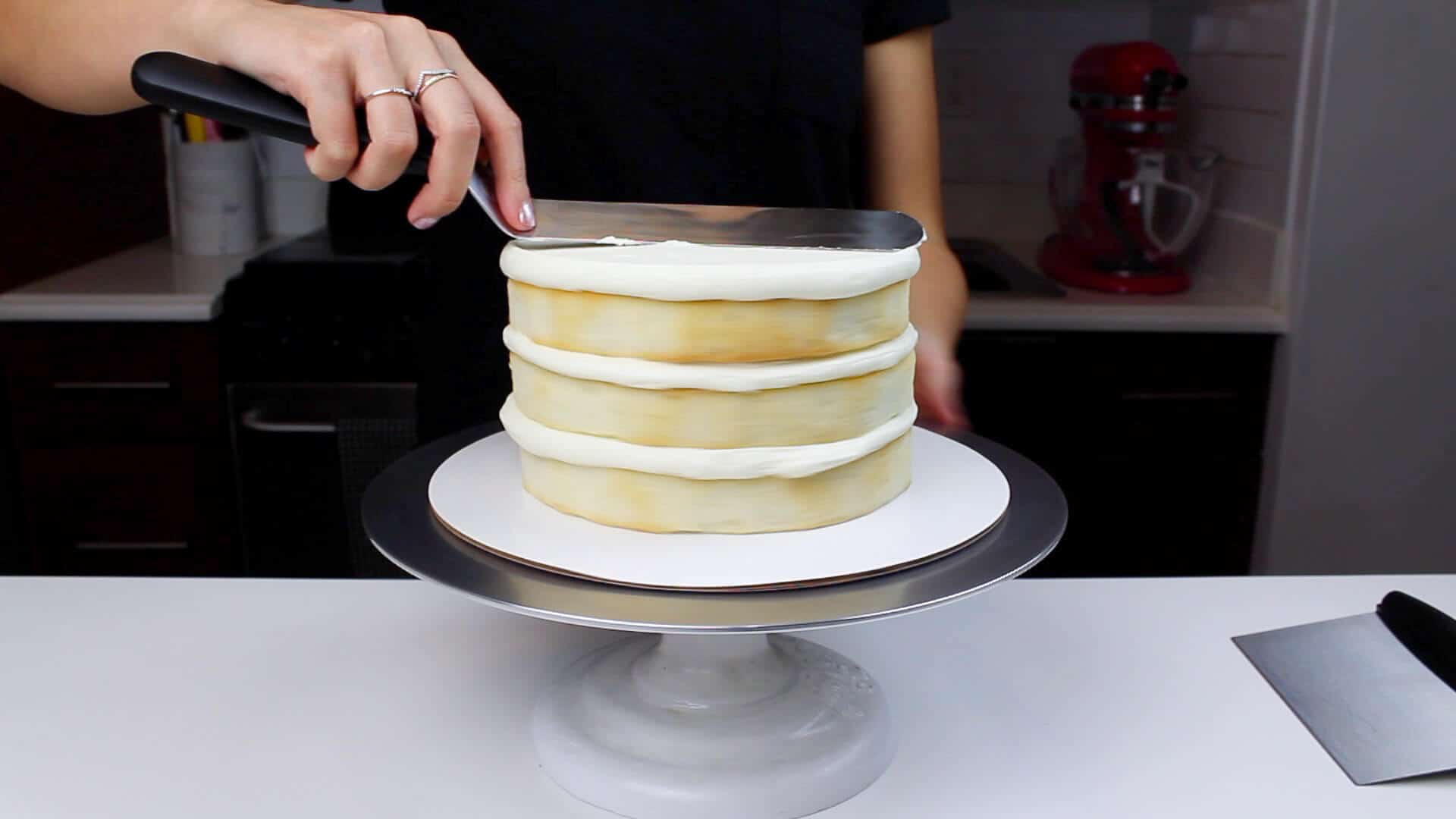 在白色天鹅绒毛衣蛋糕层上磨平糖霜-2