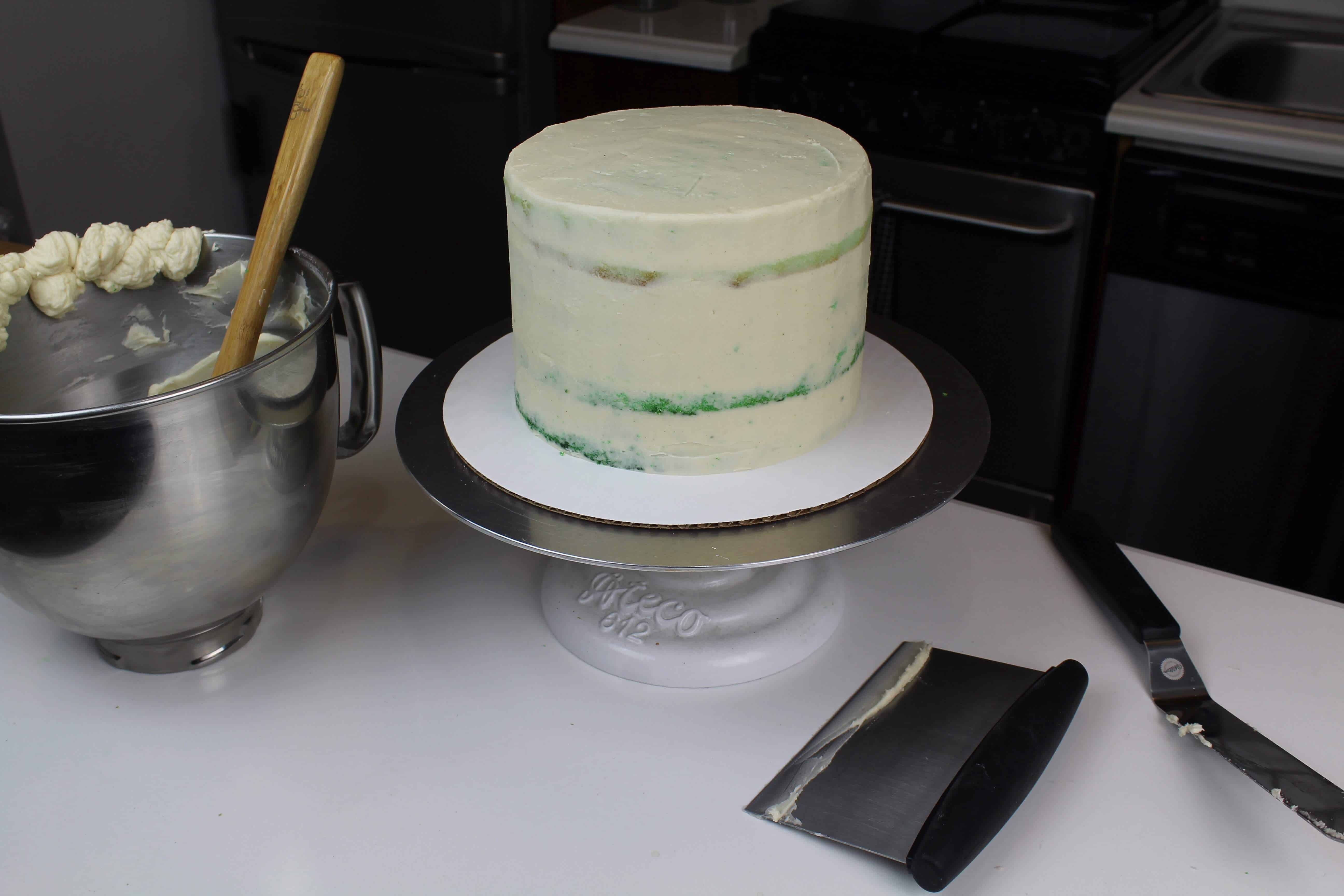 涂有面包屑的圣诞灯蛋糕