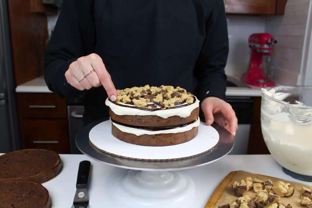 七叶树蛋糕被巧克力蛋糕层、花生黄油糖霜和切碎的七叶树包裹在一起。