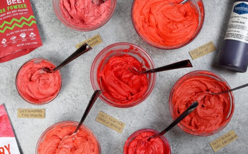 由不同种类的食用色素、红色粉末食用色素和天然食用色素如甜菜粉制成的红色奶油