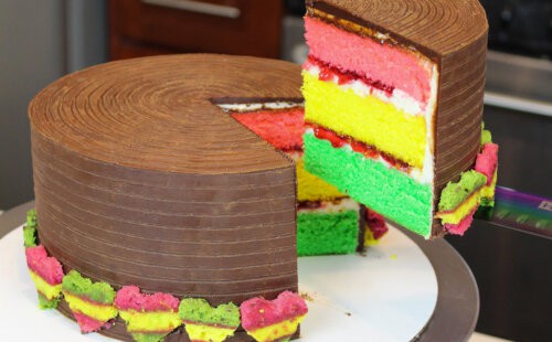 意大利彩虹蛋糕切片的特写