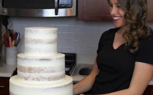 一个三层半裸体婚礼蛋糕的照片磨砂与奶油乳酪糖霜