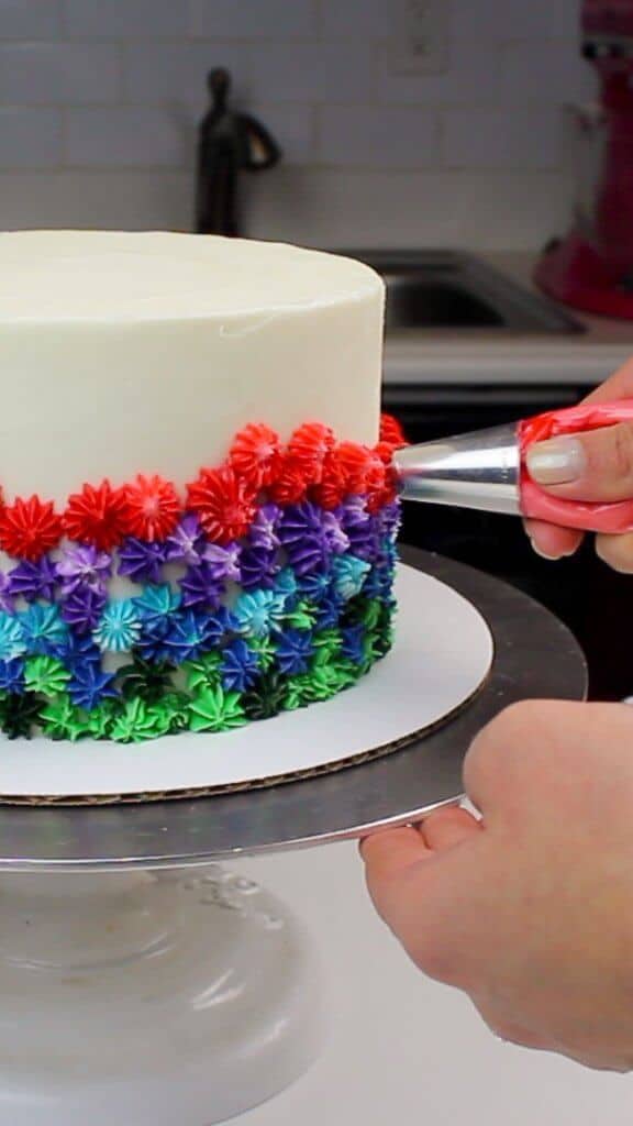 将彩虹糖霜放在我的香草蛋糕上！