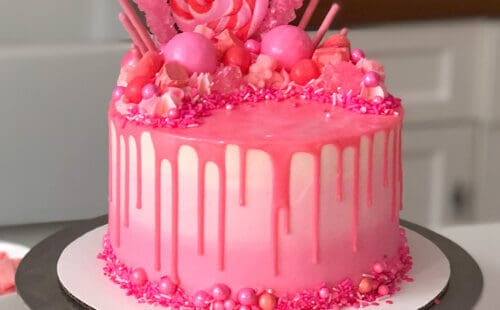 漂亮的粉红色滴装饰蛋糕糖果女孩生日聚会的图片
