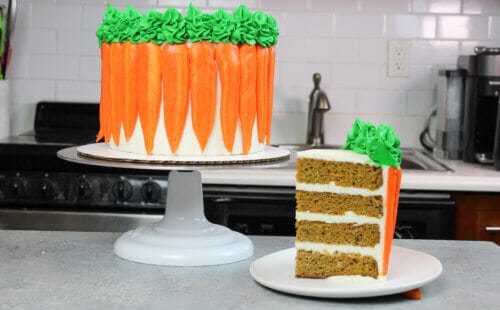 切片的胡萝卜蛋糕装饰着可爱的奶油胡萝卜