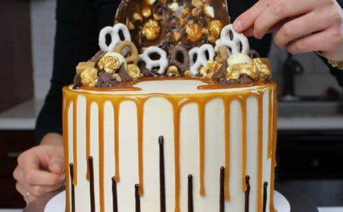 双滴蛋糕的图像，用巧克力伽纳彻滴落和焦糖滴落制成