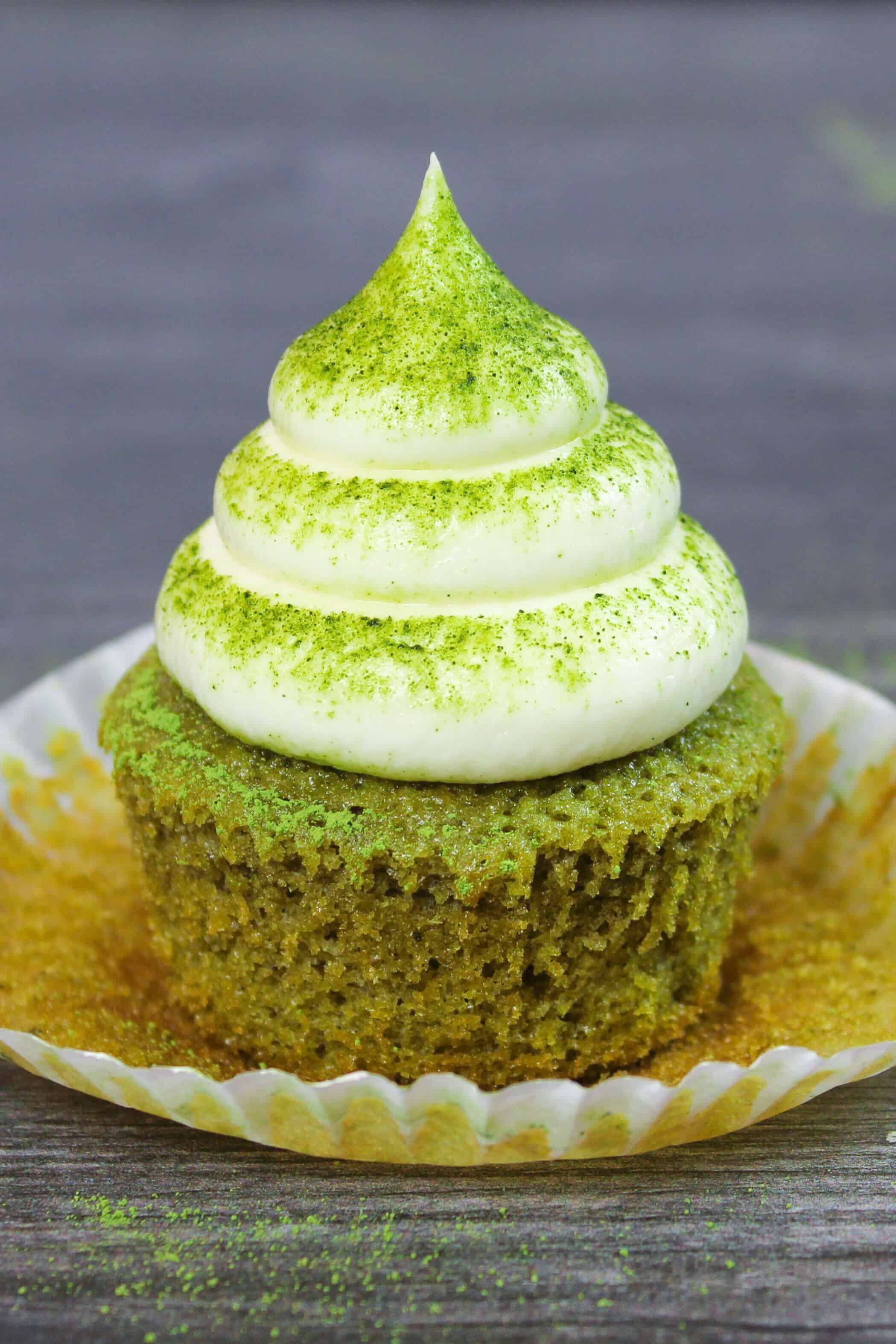 抹茶蛋糕，磨砂香草奶油和与抹茶粉末撒