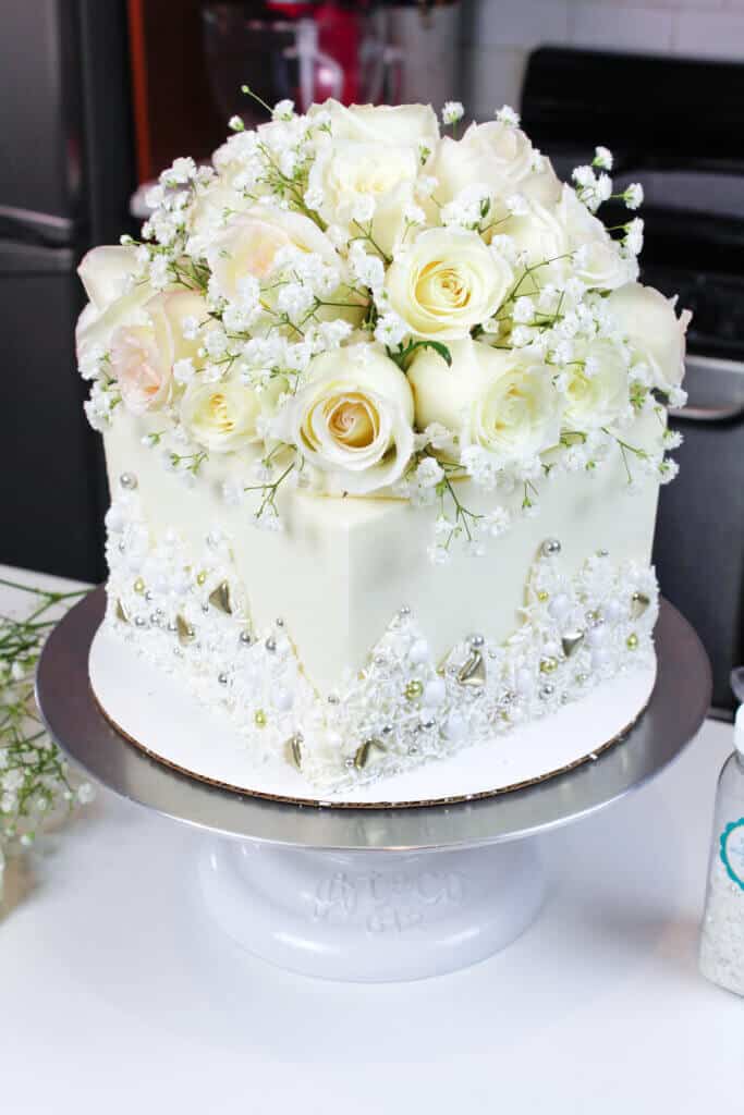 广场订婚蛋糕装饰着鲜花的照片