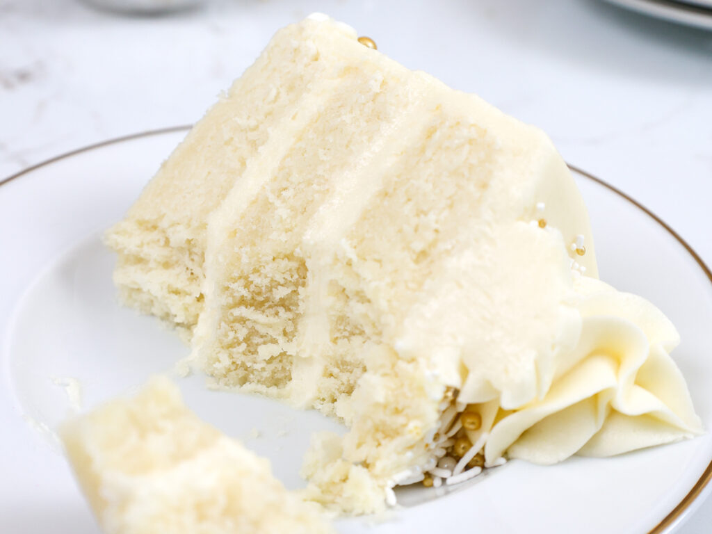 图像一片WASC蛋糕在盘子里的切成展示它是潮湿的