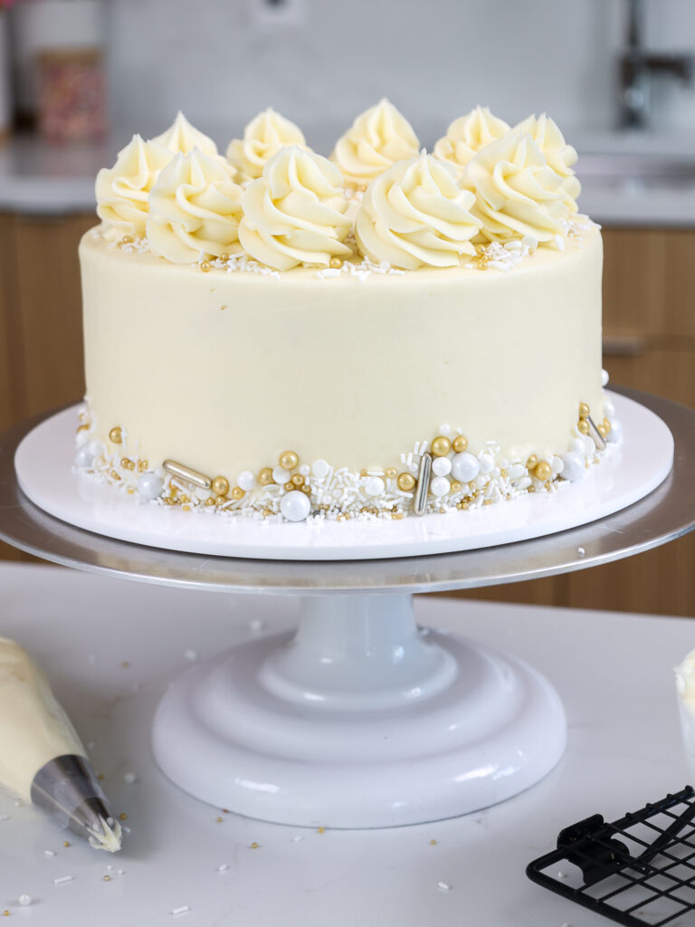 的形象WASC蛋糕上撒上杏仁奶油乳酪和漂亮的金属洒