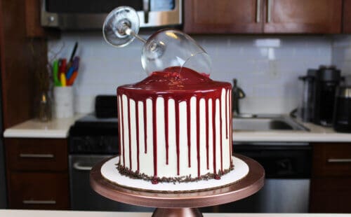 红酒巧克力蛋糕装饰着红葡萄酒淌，在铜饼备用