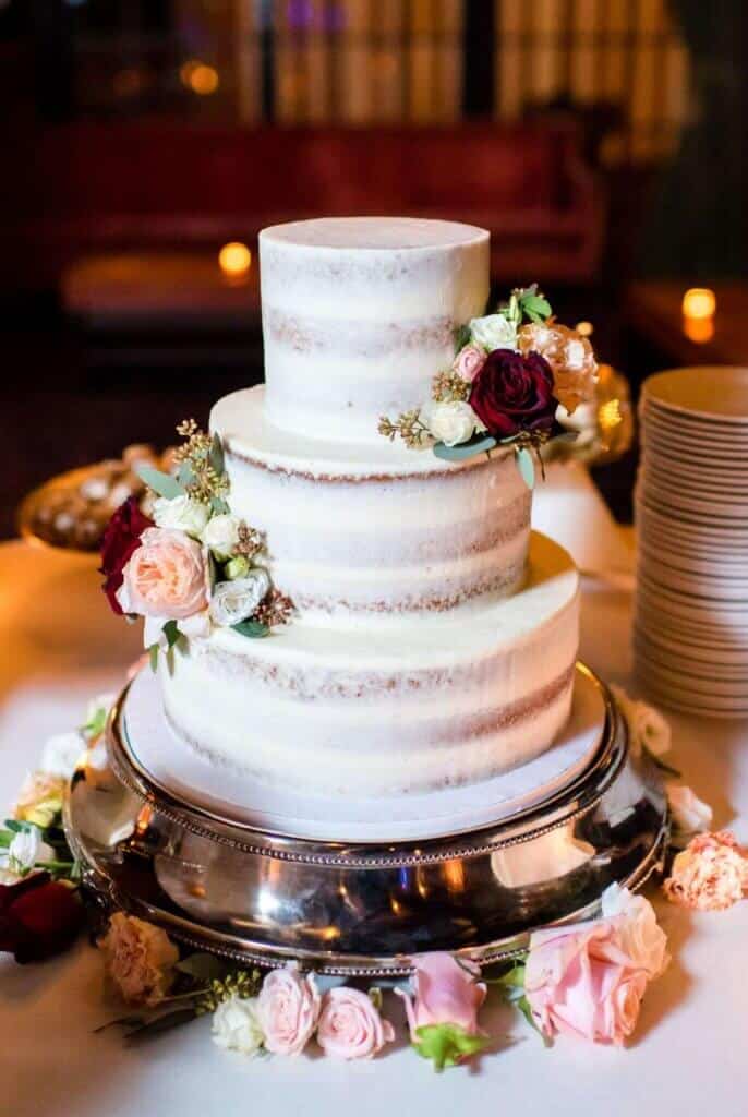 半裸婚礼蛋糕与鲜花的照片