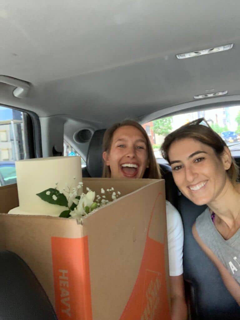 在Uber中交付婚礼蛋糕的图像