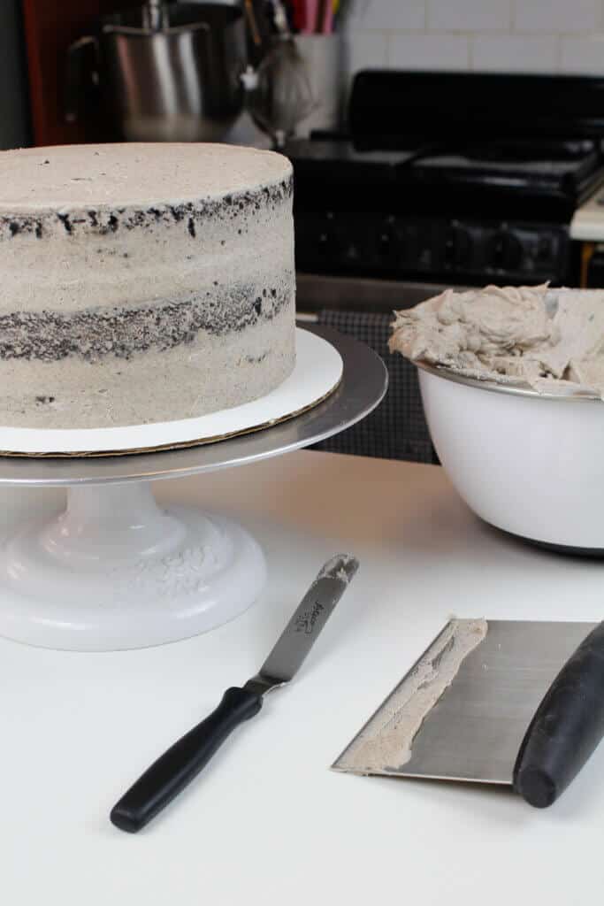 涂布奥利奥巧克力蛋糕屑的照片